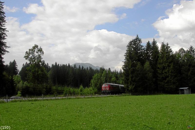 Bahn 150.jpg - Die BR 218 vor dem IC 2012 ALLGÄU bricht aus dem Wald kurz nach seinem Ausgangsbahnhof Oberstdorf.